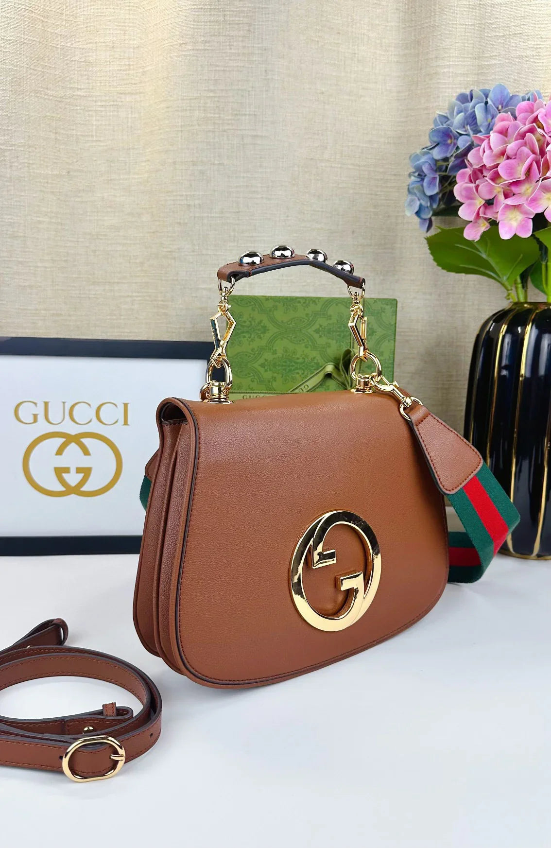 G-Round Interlocking Medium Shoulder Bag(699210）