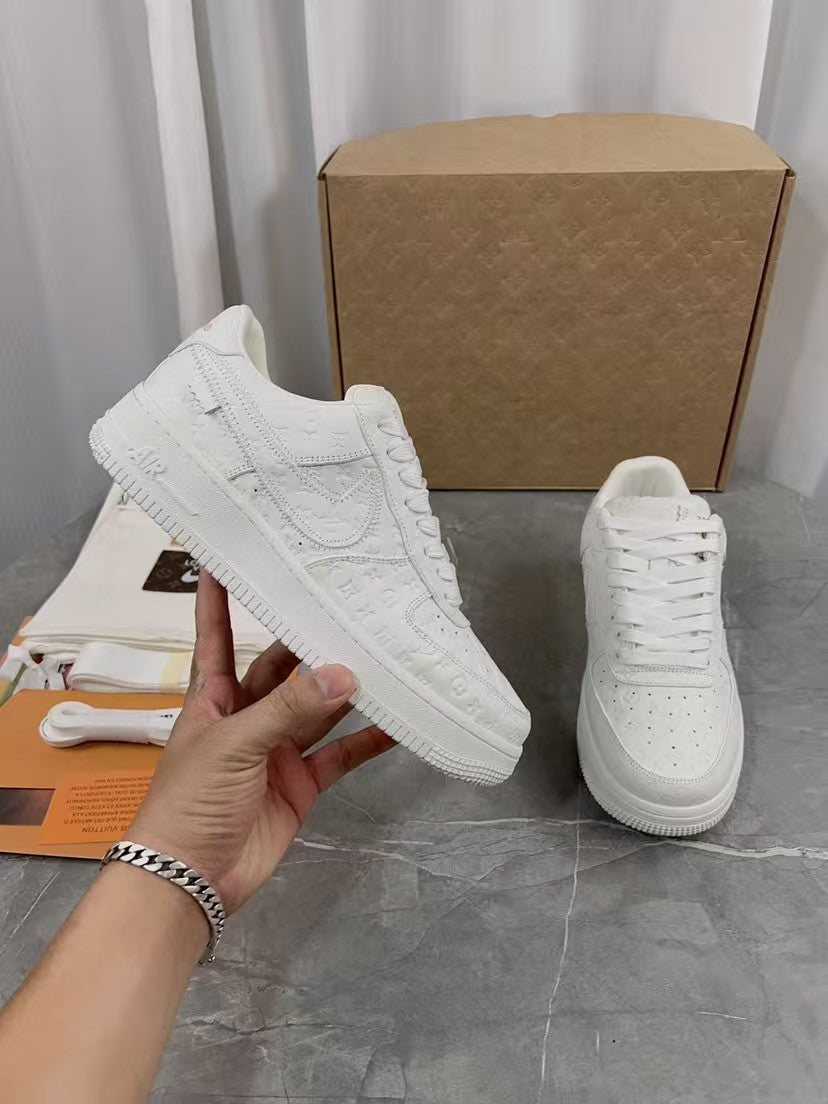 L- White Sneakers (V23K1)