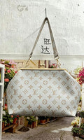 L-DESIGNER CLUTCH PURSE