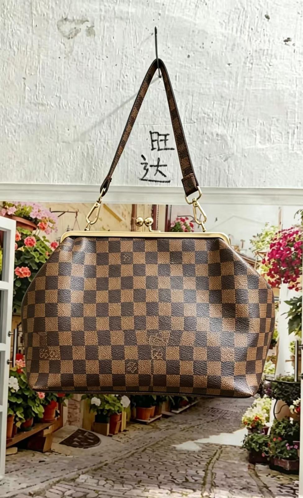 DESIGNER CLUTCH PURSE
