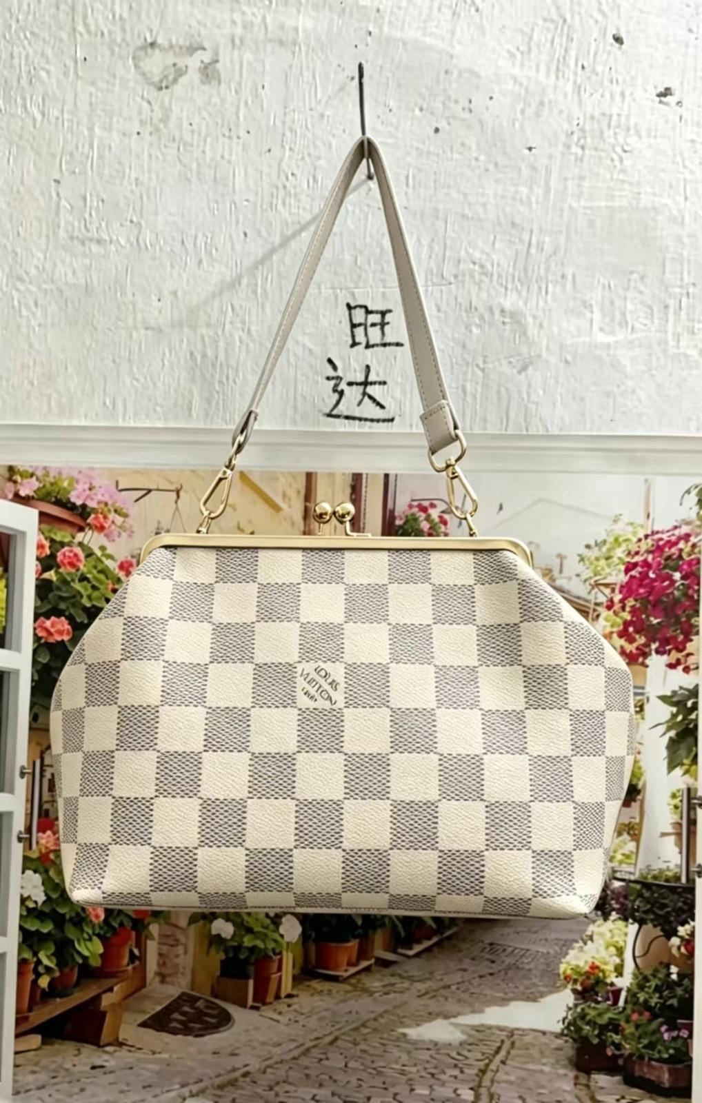 DESIGNER CLUTCH PURSE
