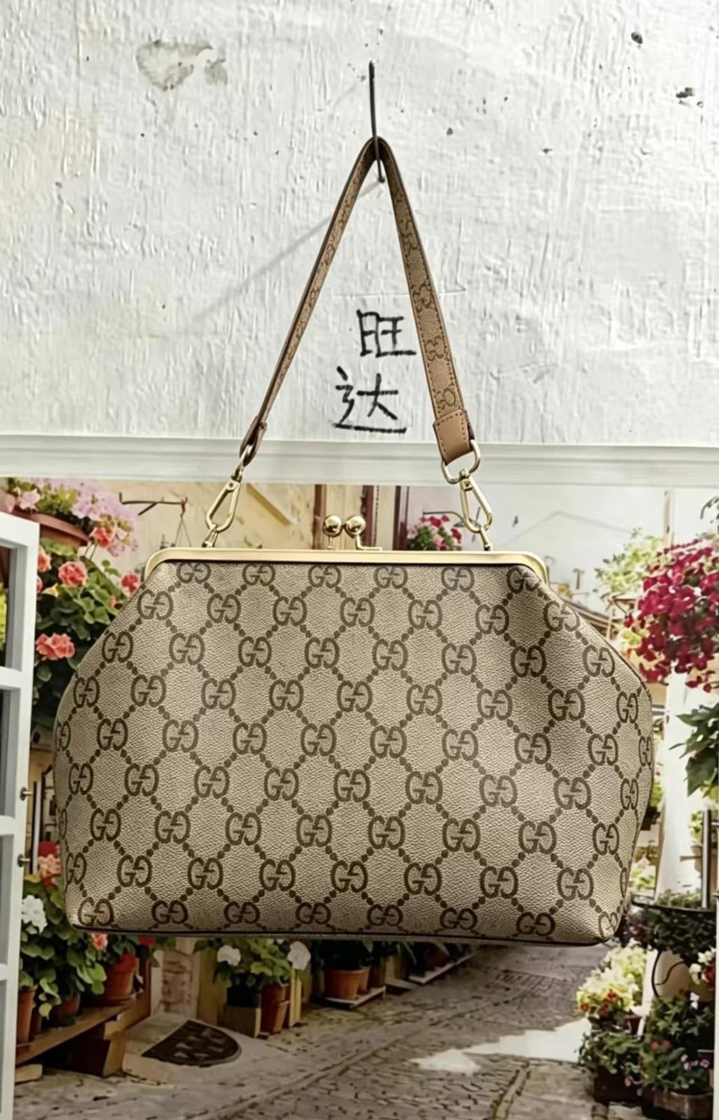 DESIGNER CLUTCH PURSE