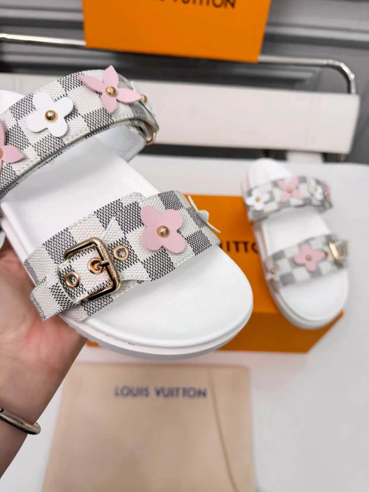 L-Sandals
