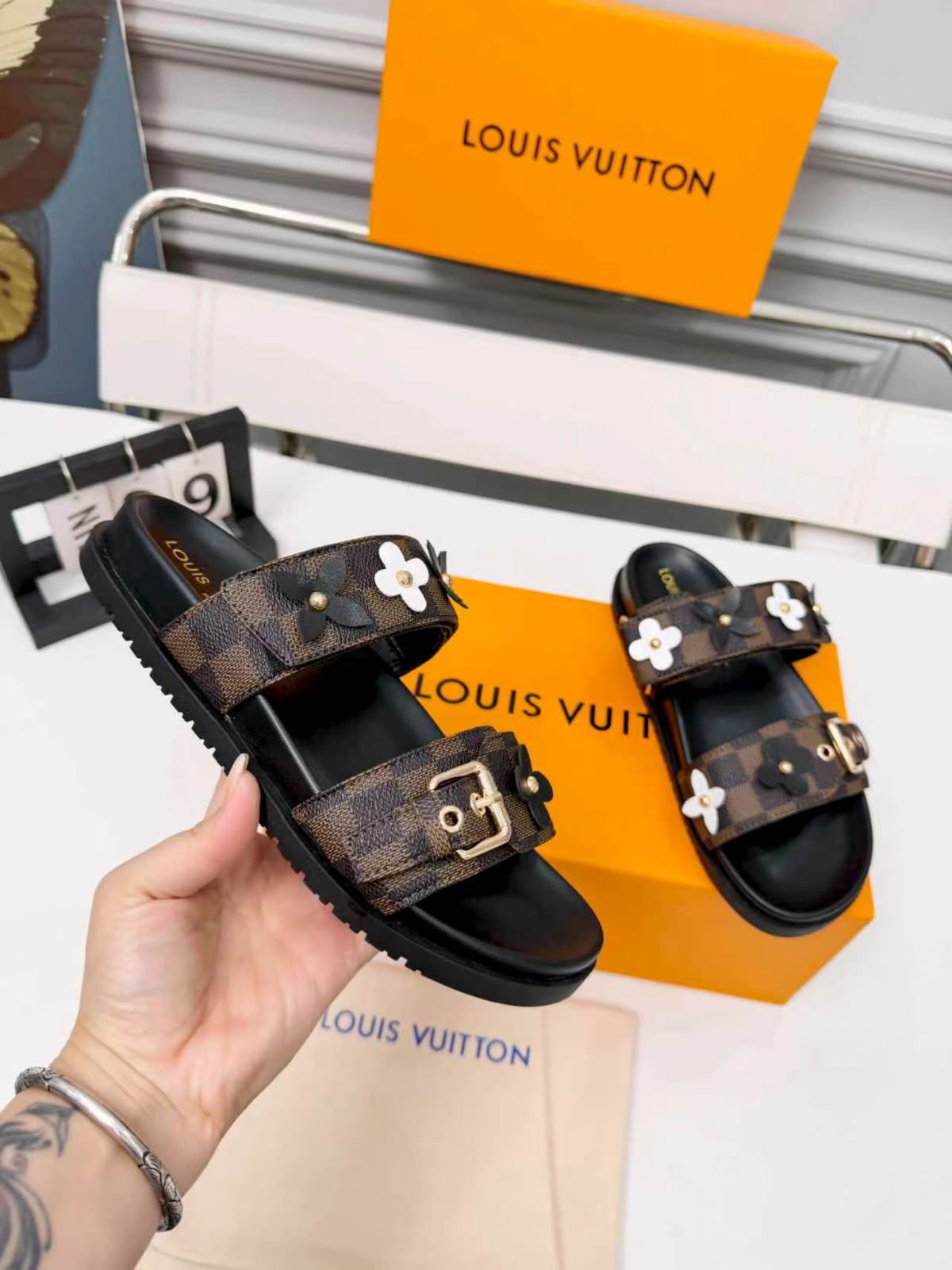 L-Sandals