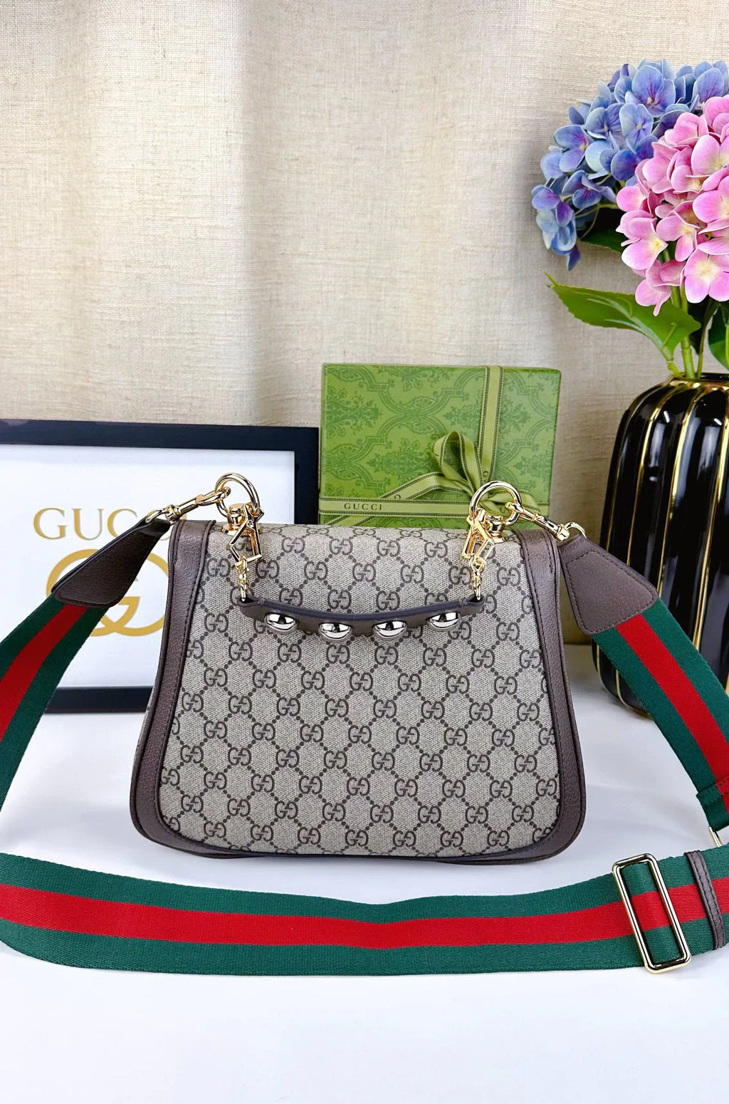 G-Round Interlocking Medium Shoulder Bag(699210）