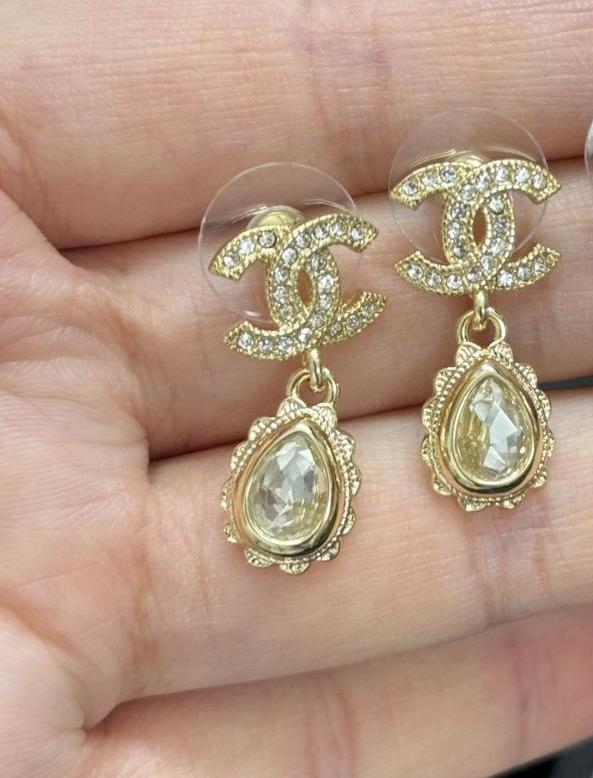 C-Earrings. (J12G)