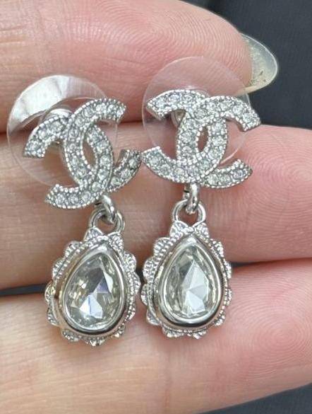 C-Earrings. (J12G)